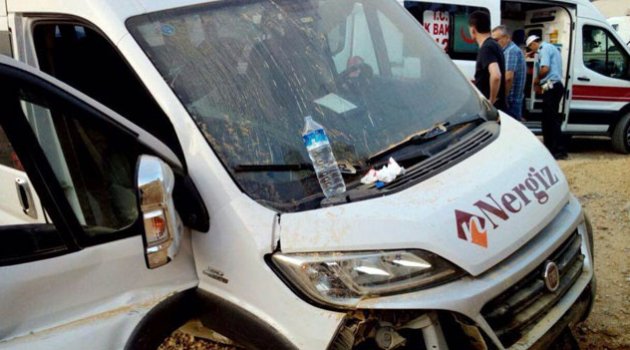 Minibüs yoldan çıktı: 13 yaralı