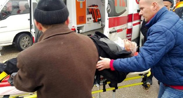 Minibüse çarpan motosiklet sürücüsü yaralandı