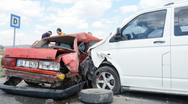 Minibüsle otomobil çarpıştı: 2 ölü, 3 yaralı