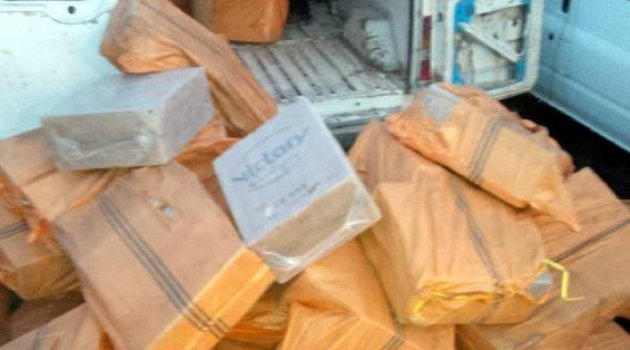 Minibüsten 74 bin paket kaçak sigara çıktı
