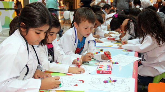 Minik doktorlar iş başında