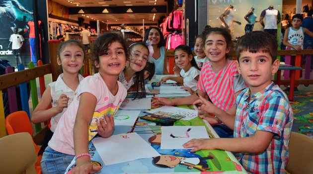 Minik eller baskı atölyesini renklerdi