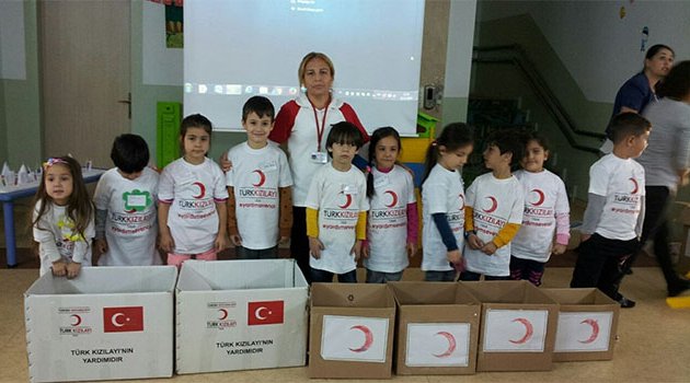 Minik eller Kızılay’a bağış topladı