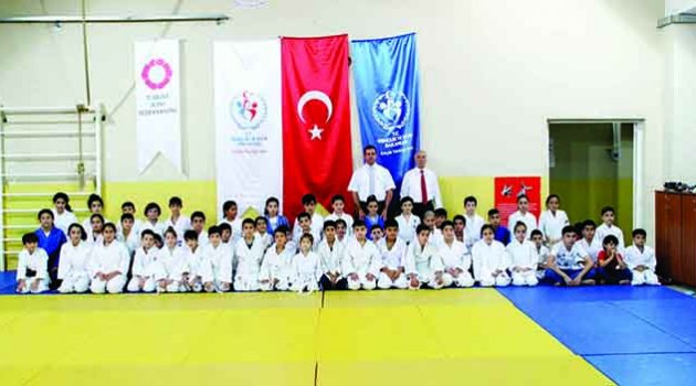 Minik judocular minderde coştu