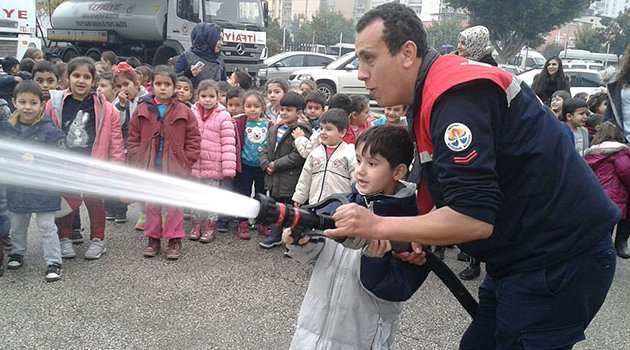 Minik öğrenciler itfaiye eri oldu