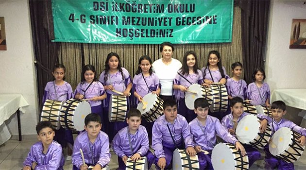 Minik öğrencilerin davul şovlu mezuniyet töreni
