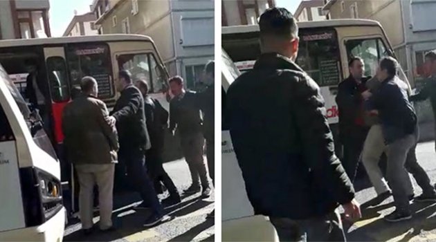 Minübüs  şöförü ile  otomobil  sürücüsü  trafikte  kavgaya  tutuştu