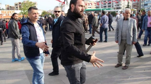 Mitingde satırlı adam gerginliği