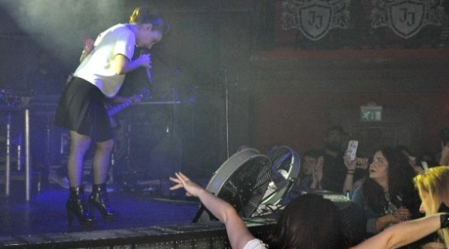 Model Bursa'da Hayranlarına Unutulmaz Bir Gece Yaşattı