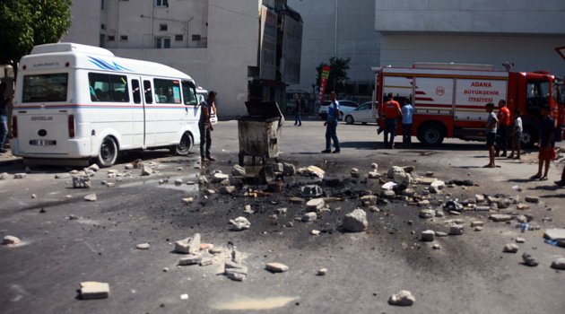 Molozları bahane edip yolu kestiler