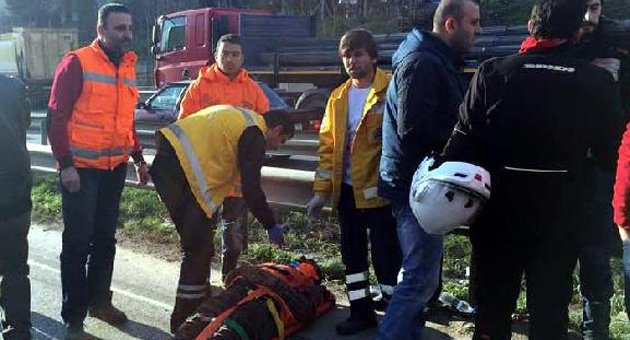 Motosiklet, kaza yapanlara yardıma giden işçilerin arasına daldı: 5 yaralı