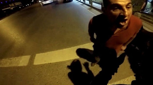 Motosiklet sürücüsünü önce bıçakladı sonra darp etti