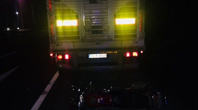 Motosiklet tıra çarptı! 1 ölü