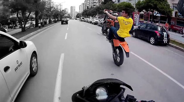 Motosikletli gençten korkutan şov