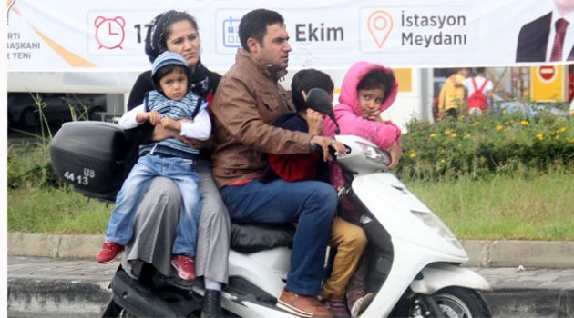 Motosiklette aile boyu tehlikeli yolculuk
