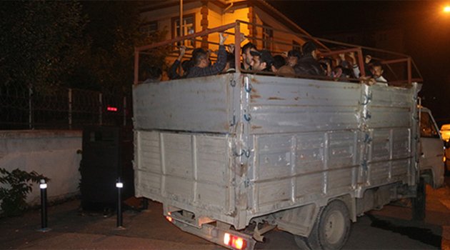 Mültecileri kamyon kasasında sakladılar