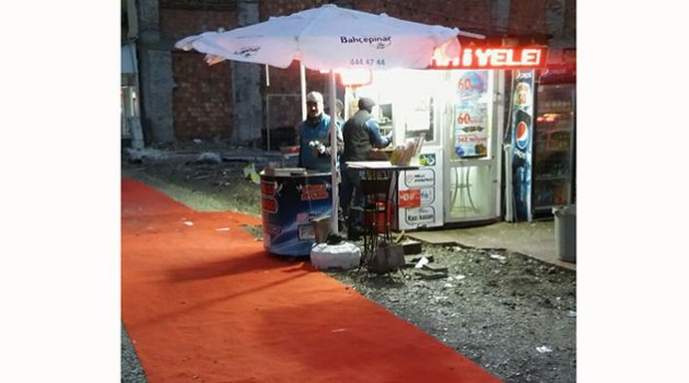 Müşterilerine kırmızı halı serdi