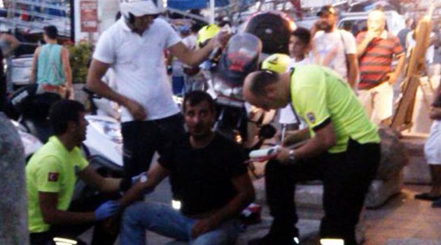 Müze girişinde bıçak ve sopalı kavga: 1 yaralı