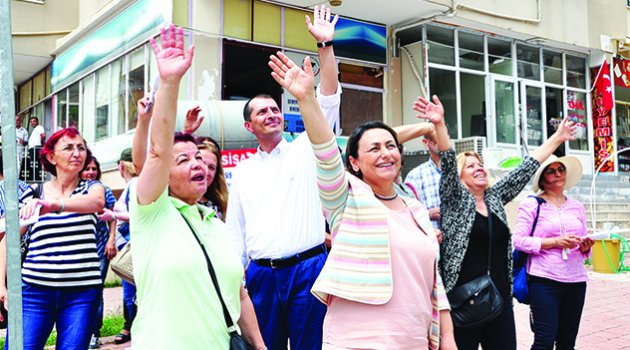 Müzeyyen Şevkin’e sevgi gösterisi