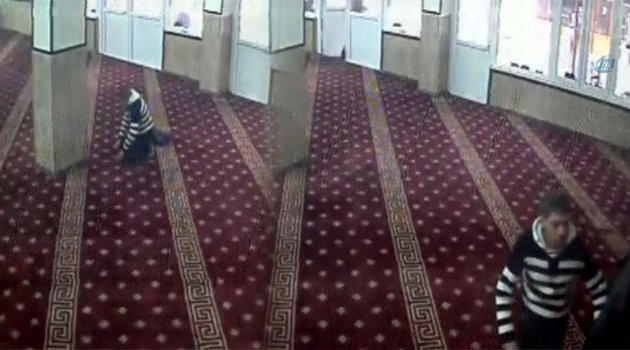 Namaz bahanesiyle girdiği camide hırsızlık yaptı