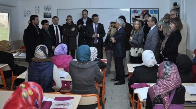 NATO heyeti çadır kenti gezdi