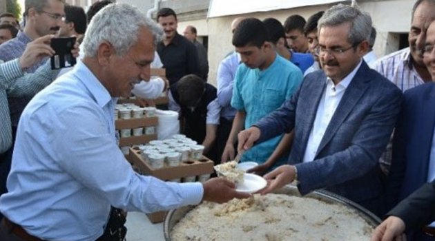 "Necdet Hoca" pilav dağıttı