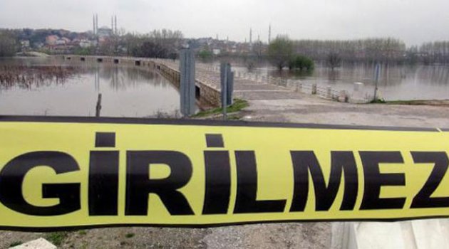 Nehirler yükseldi, köprüler trafiğe kapandı