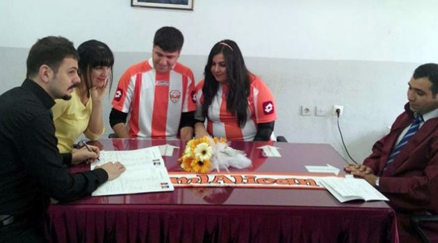 Nikah masasına Adanaspor formasıyla oturdular