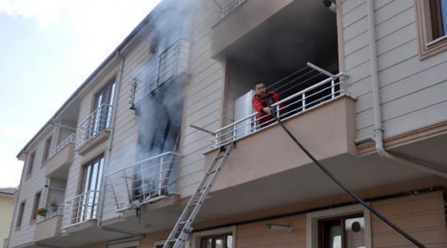 Ocağı açıp evi ateşe verdi, ardından balkondan atladı