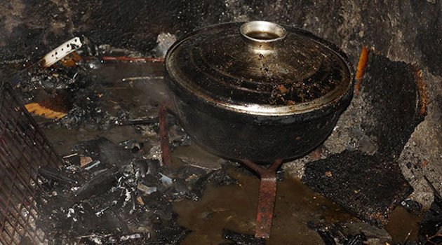 Ocakta unutulan yemek evi kül ediyordu