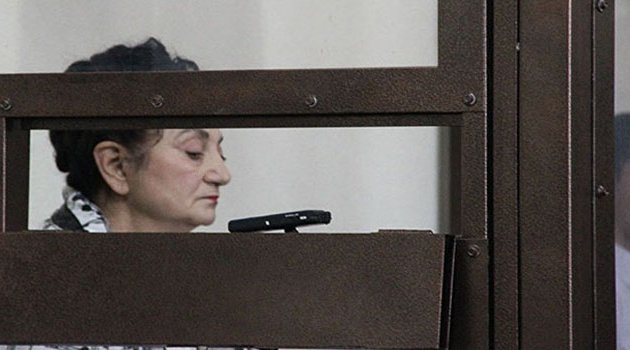 Oğlu gözaltına alınınca polise el bombası attı
