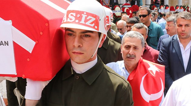 Oğlunu böyle uğurladı