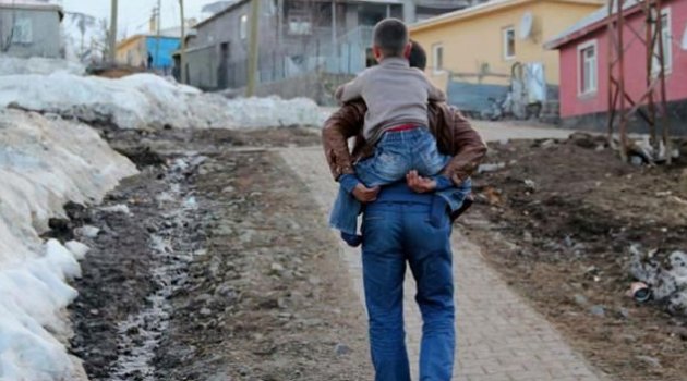 Oğlunu her gün kucağında okula götürüyor