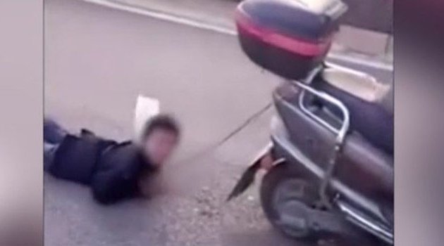 Oğlunu motosiklete bağlayıp sürükledi