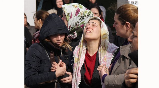 Oğlunun kazaen öldürdüğü eşini ağıtlarla uğurladı