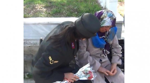 Oğlunun mezarına bırakmak için karanfil verilmedi diye ağladı