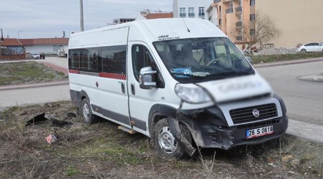 Öğrenci minibüsü otomobille çarpıştı: 10 yaralı