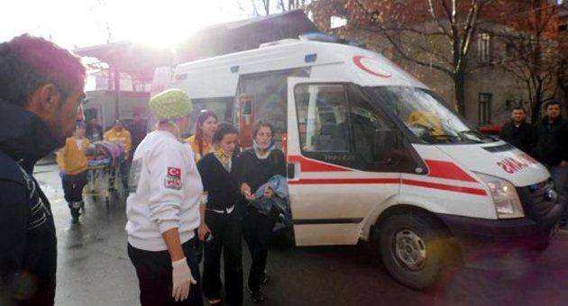 Öğrenci servisi kaza yaptı: 14 yaralı