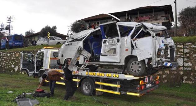 Öğrenci servisi şarampole uçtu: 12 yaralı