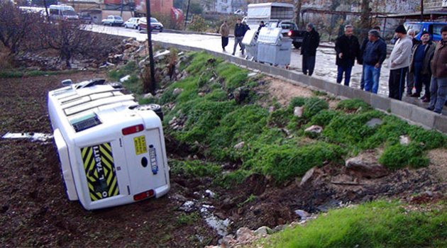 Öğrenci servisi tarlaya uçtu