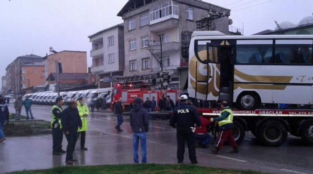 Öğrenci servisi TIR’la çarpıştı: 1 ölü, 21'i öğrenci 22 yaralı