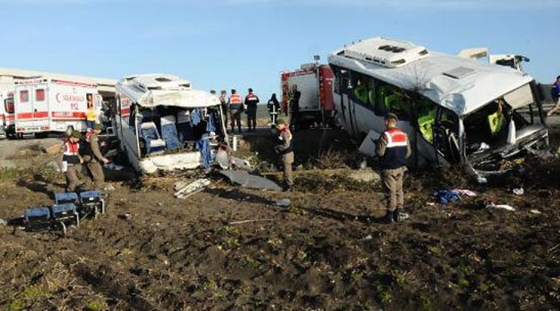 Öğrenci ve işçi servisleri çarpıştı:1 ölü