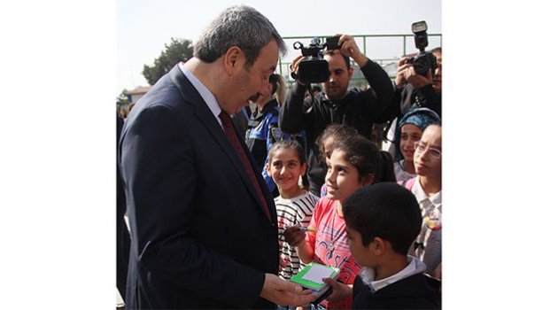 Öğrenciler Emniyet Müdürü Osman Ak'tan imza istedi