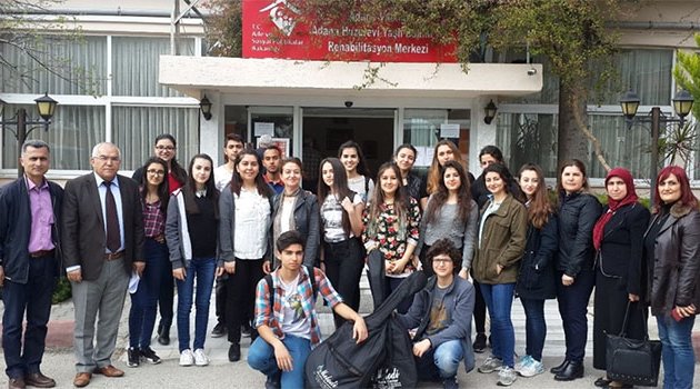 Öğrenciler huzurevi sakinlerini ziyaret etti