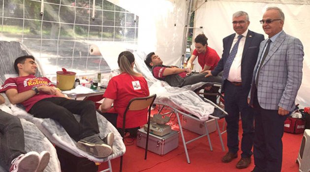 Öğrenciler ilk kez kan vermenin heyecanını yaşadı
