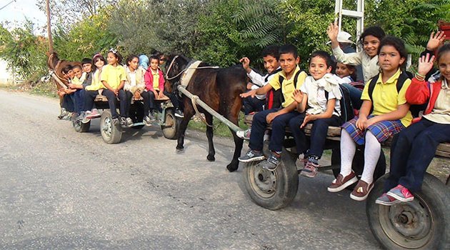 Öğrenciler okula at arabasıyla gidiyor