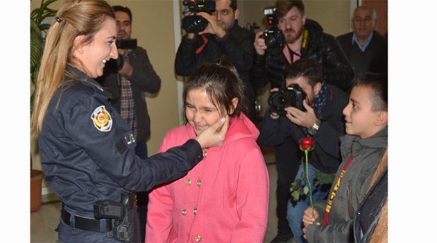 Öğrenciler polise sarılıp Türk bayrağı hediye etti