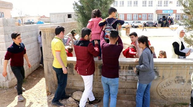 Öğrenciler silahların ortasında kaldı...