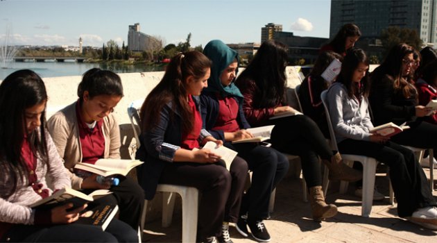 Öğrenciler tarihi köprüde kitap okudu