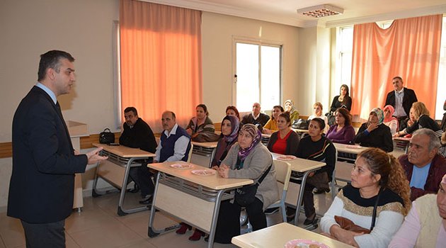 Öğrenciler, velilere meşe palamudu tohumu dağıttı